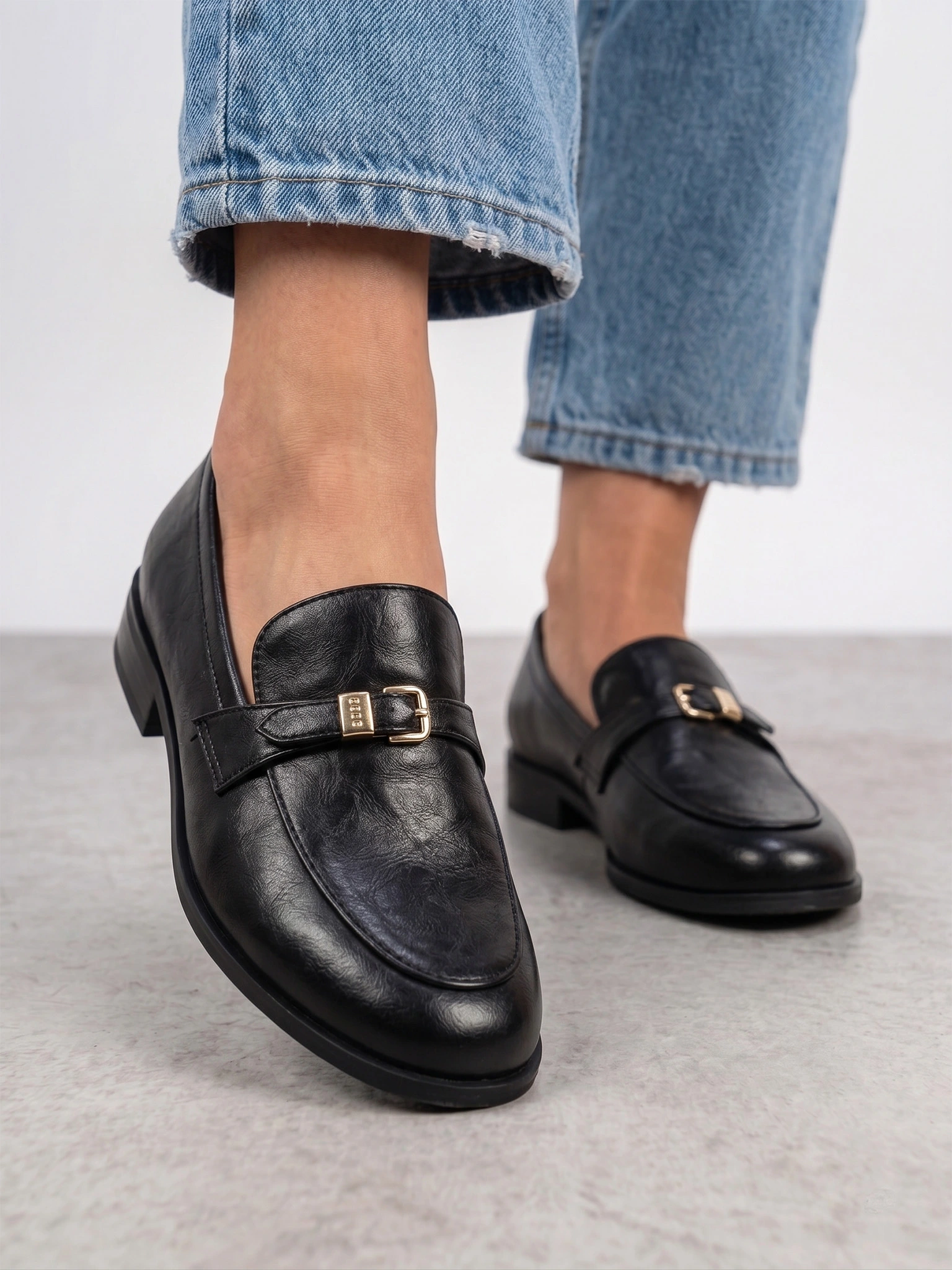 Лоферы черного цвета на венском каблуке